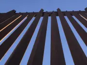 Trump planea muro negro fronterizo de 4,500 mdd; sacerdote advierte riesgos