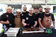 Una Tarde de Parrilla Reúne a Diversas Personalidades en un Evento Social