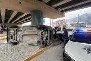 Unidad de Carga Vuelca Bajo Puente en Carretera, Causando Caos Vial