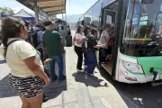 Usuarios del transporte público confundidos por ajustes en paradas de autobuses