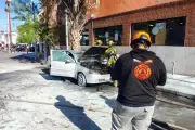 Vehículo se incendia cerca de tienda Mercado en incidente que movilizó a bomberos