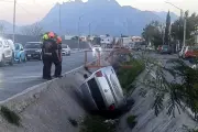 Vehículo se precipita a canalón en accidente vial, dejando heridos
