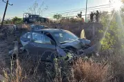 Vehículo se sale de la carretera y derriba un poste en accidente vial