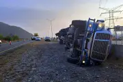 Volcadura de Tráiler en el Anillo Periférico de Monterrey Causa Caos Vial