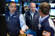 Wall Street en rojo y petróleo en alza por tensión en el estrecho de Ormuz