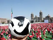 Zócalo capitalino establece récord Guinness con clase masiva de fútbol de 9,500 participantes
