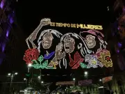 Zócalo se ilumina en homenaje a la lucha histórica de las mujeres en México