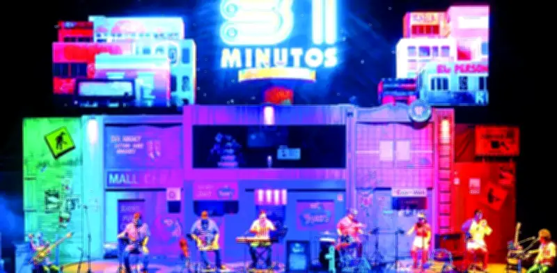 31 Minutos conquista el Auditorio Nacional con un show sin celulares y pura nostalgia