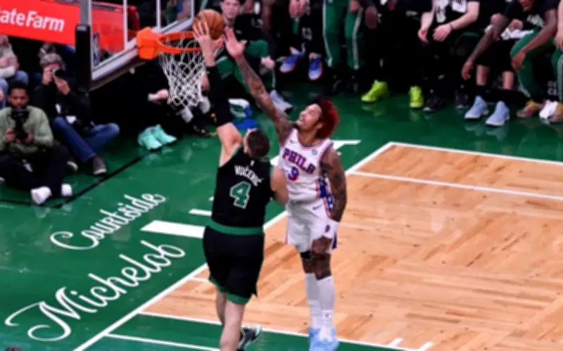 76ers vencen a Celtics y evitan eliminación con Embiid dominante