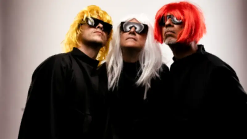 A Love Electric lanza Man and Machine: IA, identidad y giras globales