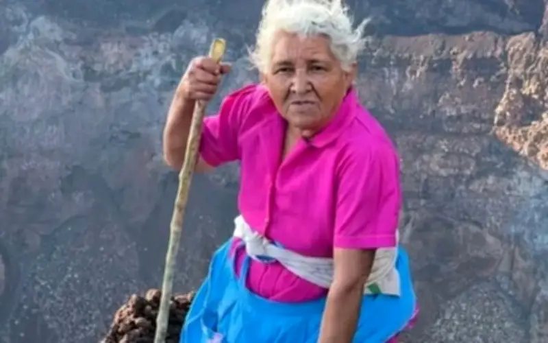 Abuela de 72 años desafía la edad al escalar el volcán Chaparrastique en El Salvador