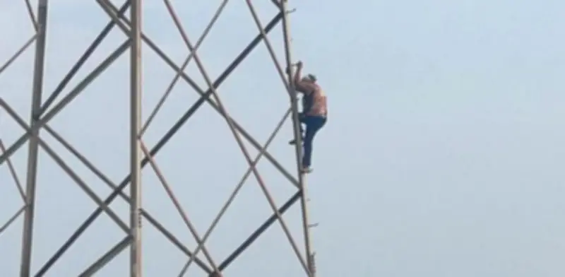 Abuelita escala torre de alta tensión para denunciar abusos familiares en Apodaca