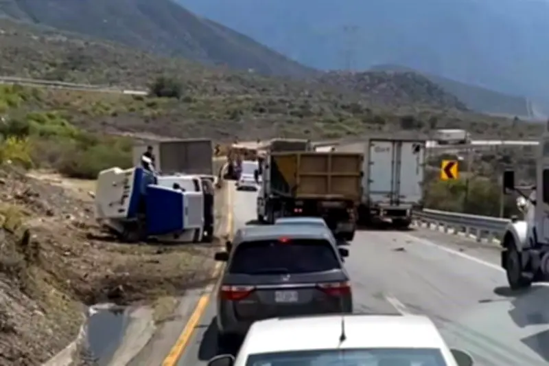 Accidente de tráileres causa caos en la vía libre a Saltillo, Coahuila