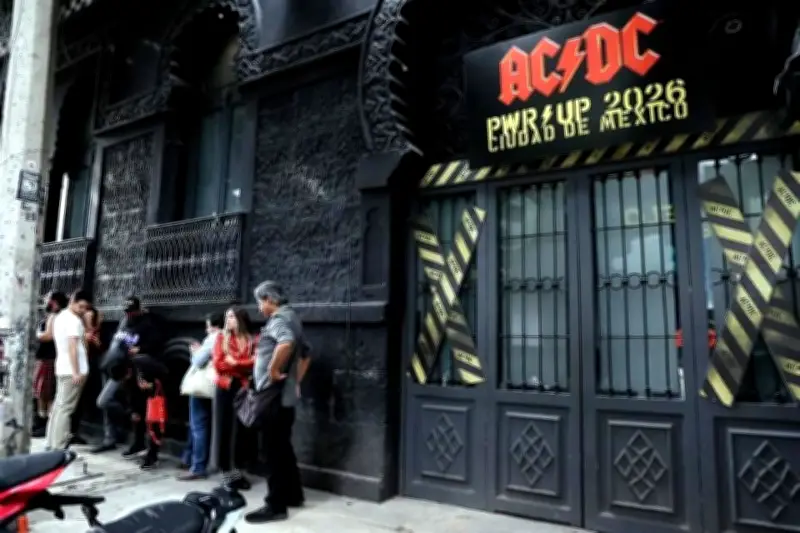 AC/DC inaugura exclusiva pop-up store en Ciudad de México con colección limitada