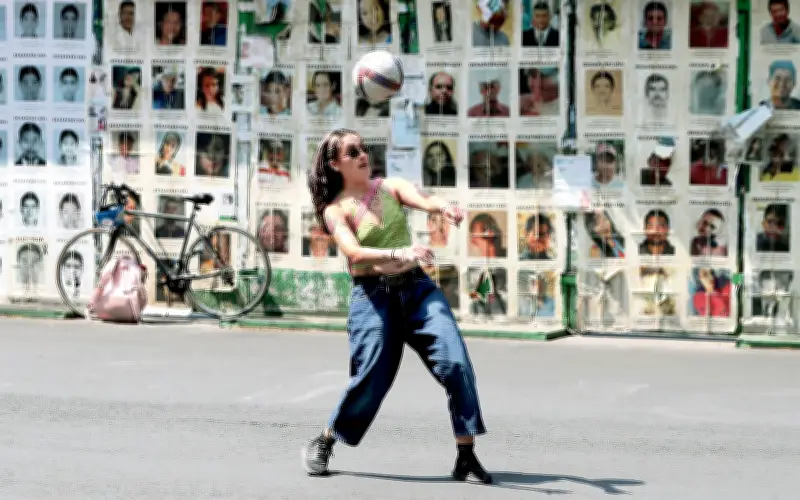 Activistas juegan 'cascarita' en CDMX para visibilizar crisis de más de 130 mil desaparecidos