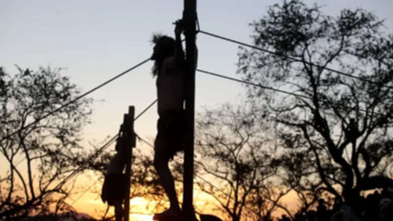 Actor de Cristo sufre aparatosa caída durante crucifixión en Tlaquepaque, Jalisco