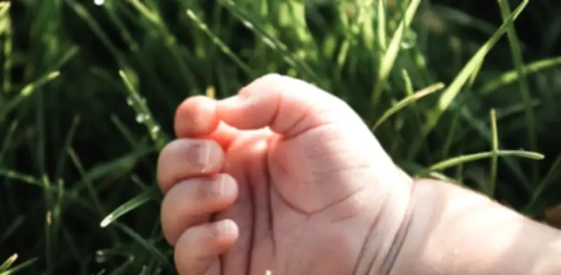 Adolescente argentina da a luz en secreto guiada por ChatGPT y luego intenta abandonar a su bebé