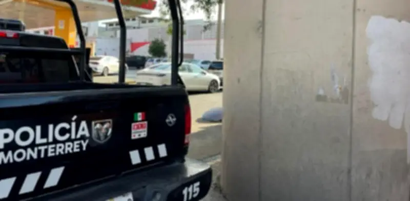 Adulto Mayor Fallece en Vía Pública de Monterrey Mientras Esperaba a su Esposa