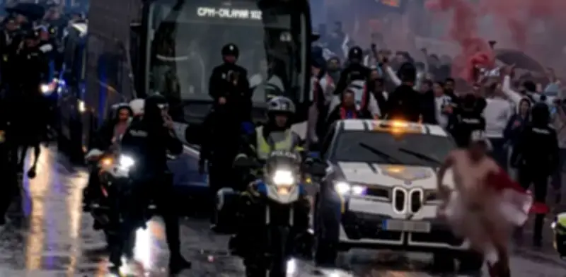 Aficionado desnudo irrumpe en llegada del Real Madrid al Bernabéu antes de Champions