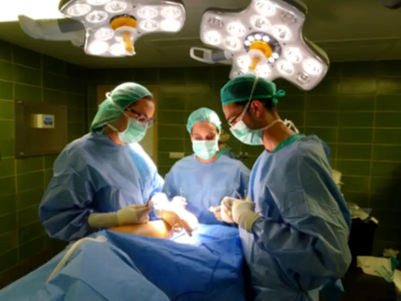 Agotamiento extremo: Una cirujana enfrenta alucinaciones en quirófano tras 12 horas de operación