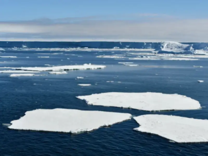 Aguas cálidas amenazan plataformas de hielo antárticas desde abajo