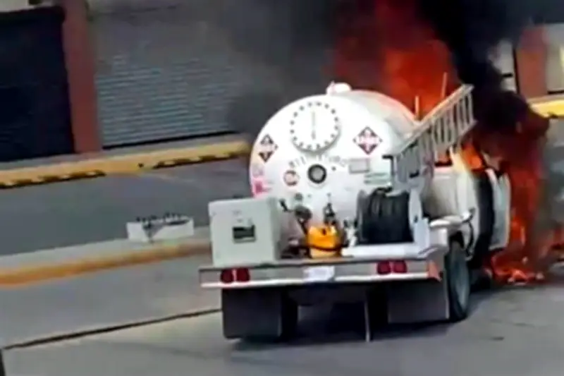 Alarma por incendio de pipa de gas en carretera de Nuevo León