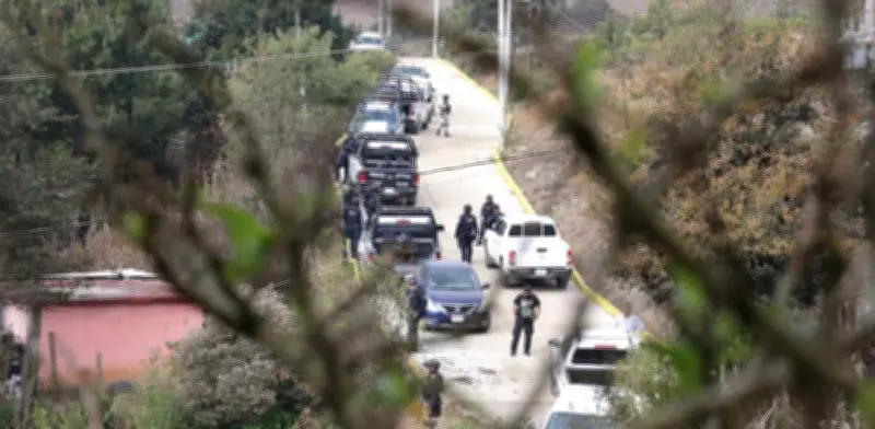 Alcalde de Oaxaca bloquea búsqueda con camioneta y lanzamiento de cohetes