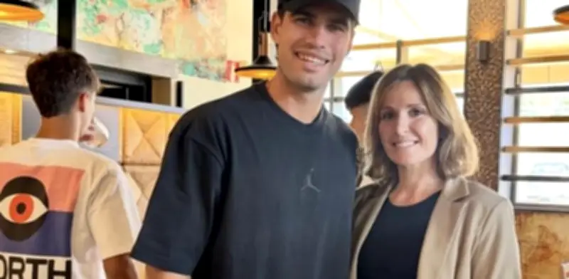 Alerta en el tenis: Alcaraz con muñeca inmovilizada pone en riesgo su participación en Roland Garros