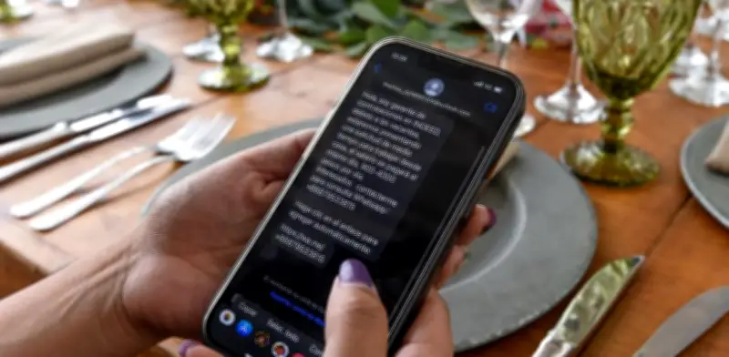 Alertan sobre fraudes en WhatsApp usando Becas del Bienestar