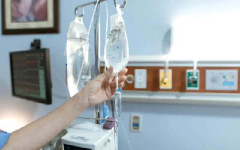 Alertan sobre graves riesgos de sueros vitaminados tras muertes en Sonora