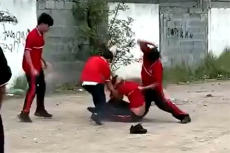 Alumnos graban brutal golpiza en secundaria de Pesquería; autoridades investigan
