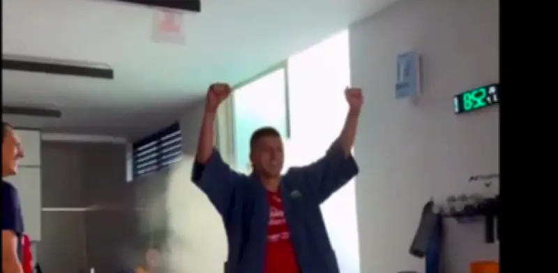 Alvarado se 'pone los guantes' en viral de Chivas antes del clásico contra Pumas