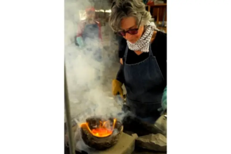 Ana Thiel comparte sus anhelos plásticos en una exposición de arte contemporáneo