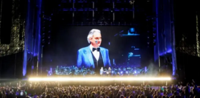 Andrea Bocelli deslumbra a 130 mil personas en concierto gratuito del Zócalo