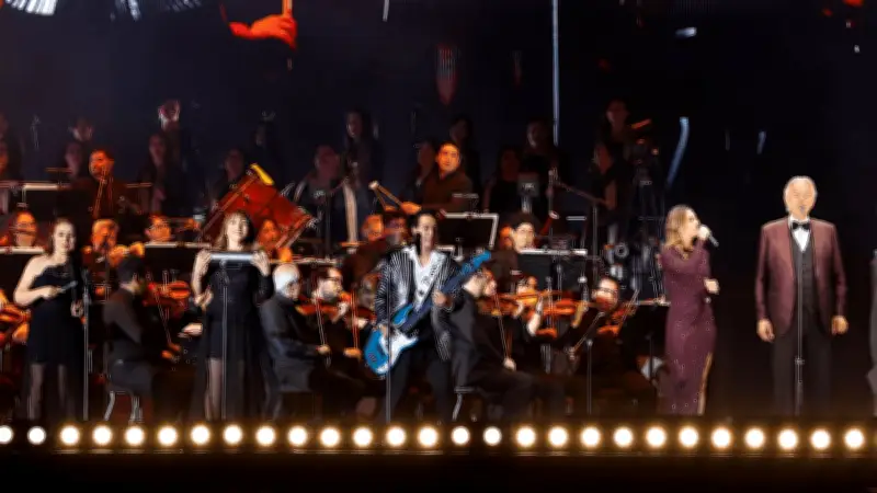 Andrea Bocelli reúne a 130 mil personas en el Zócalo con fusión de ópera y cumbia