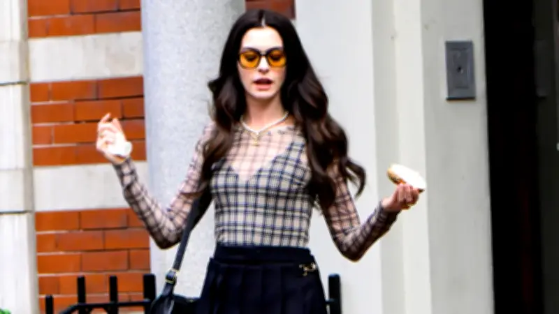 Anne Hathaway y Meryl Streep sorprenden bailando cumbia en la CDMX durante su visita promocional