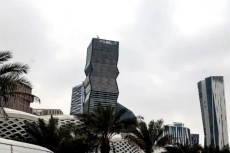 Arabia Saudita eleva prima de crudo para Asia a nivel récord, impactando mercados