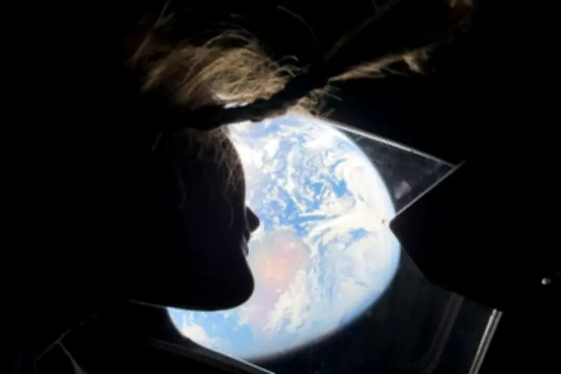 Artemis II Captura Imágenes Inéditas de la Tierra en su Misión Lunar