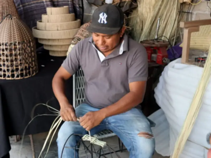 Artesanos de Cuexcomatitlán mantienen viva la tradición del tejido en palma y tule