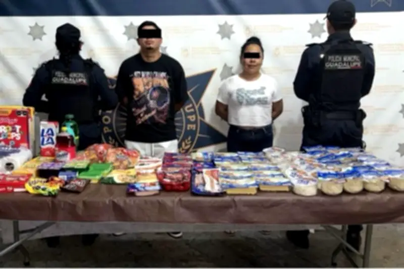 Asaltantes roban tienda, atropellan a oficial y desatan persecución policial