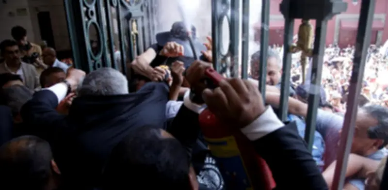 Asamblea de Barrios irrumpe en Congreso capitalino tras violento portazo