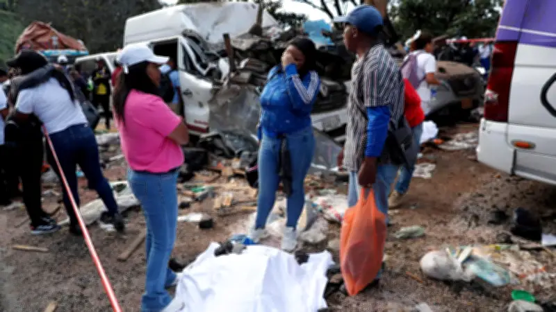 Ascienden a 14 los fallecidos por ataque con explosivo en Colombia