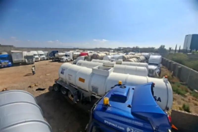 Aseguran 30 pipas con combustible en pensión de San Luis Potosí en operativo