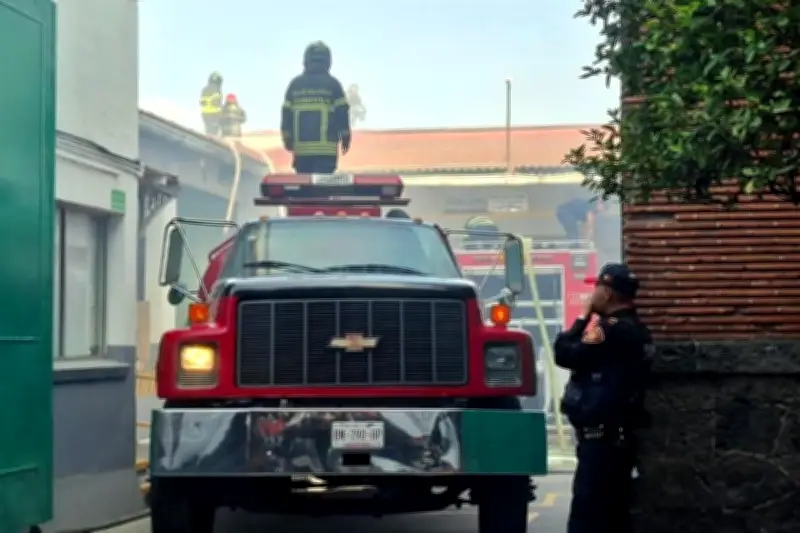 Atienden incendio de fábrica en Azcapotzalco, CDMX