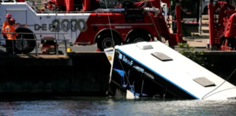 Autobús cae al Sena en París; rescatan a cuatro personas con vida