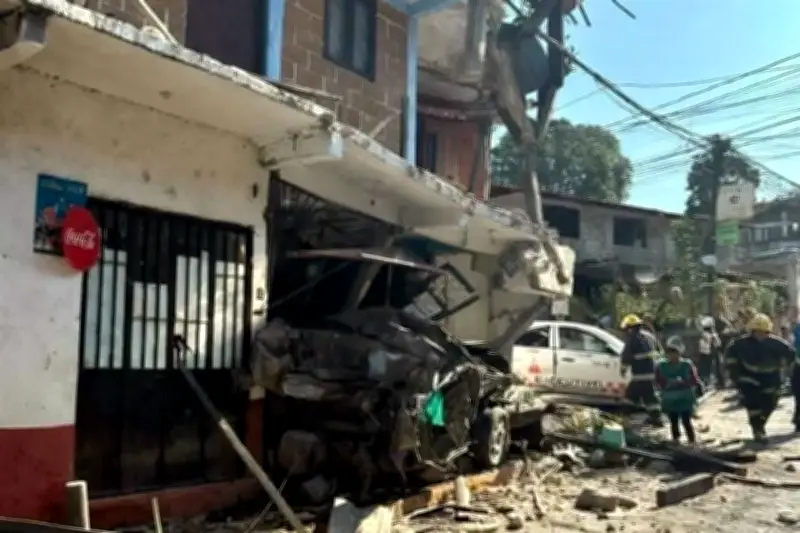 Autobús se impacta contra vehículos y vivienda en Valle de Bravo; hay heridos