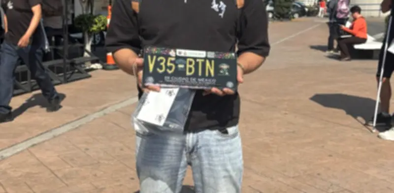 Automovilistas adquieren placas conmemorativas del Mundial 2026 en CDMX