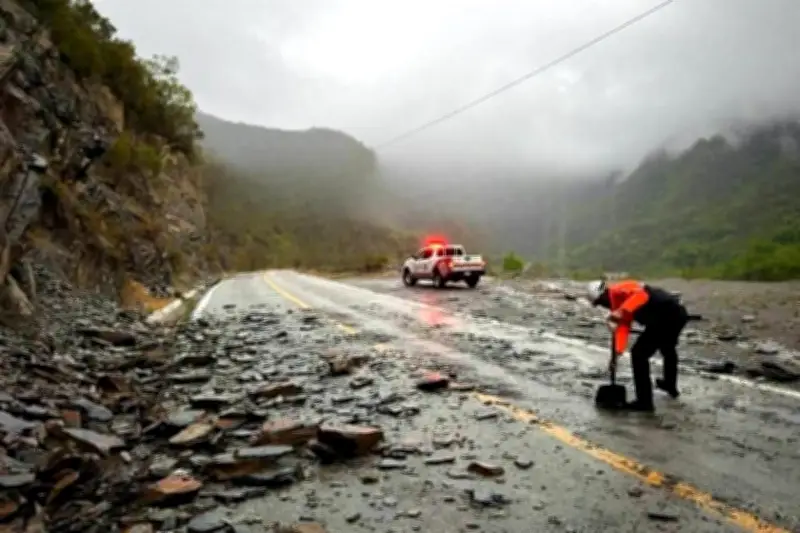 Autoridades alertan por riesgo de deslaves en carreteras por intensas lluvias