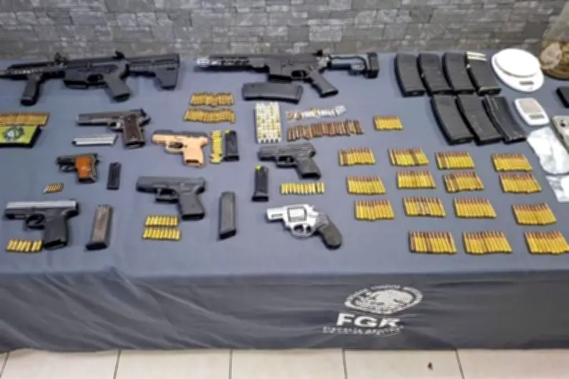 Autoridades aseguran arsenal en Linares y capturan a dos presuntos delincuentes