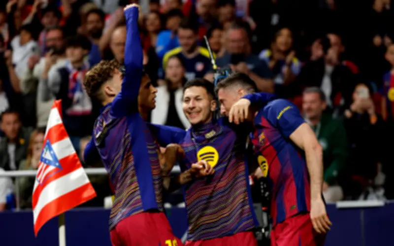 Barcelona remonta con polémica ante el Atlético y se afianza en la cima de La Liga